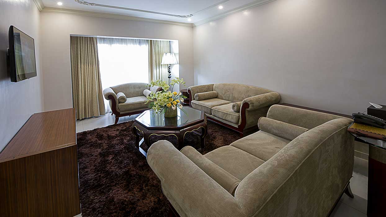 Business Suite: Sitting Room
